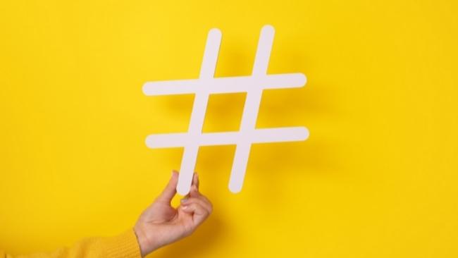 Hashtag em fundo amarelo que deve ser usada como forma de ganhar sorteio no instagram