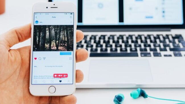 Celular Instagram e notebook