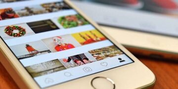 Foto de um smartphone mostrando a interface do Instagram com várias imagens no feed, representando como marcar alguém no Instagram em posts, Stories e comentários.