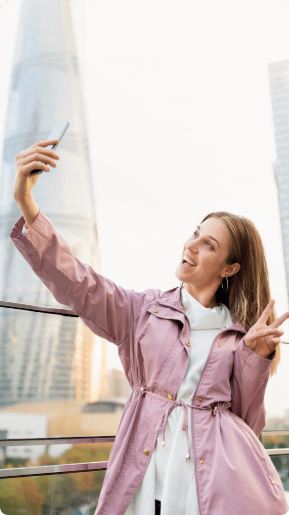 mulher fazendo selfie rua