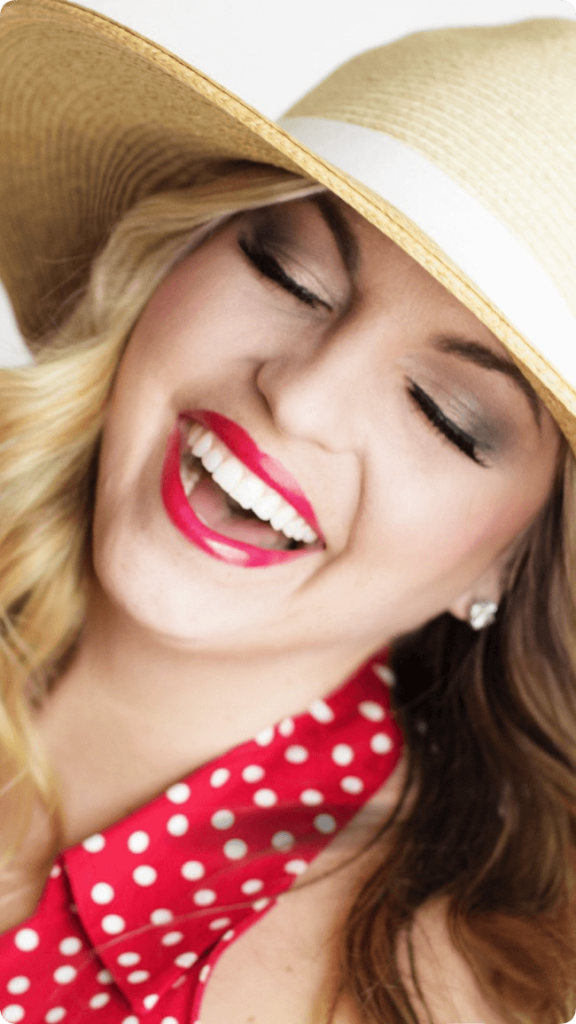 mulher com chapeu sorrindo