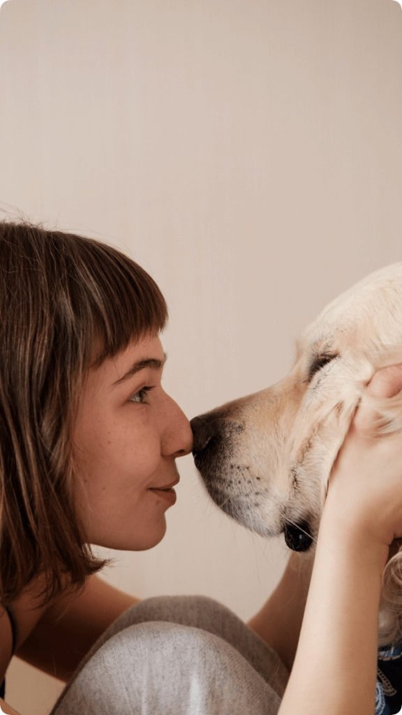 mulher com cachorro