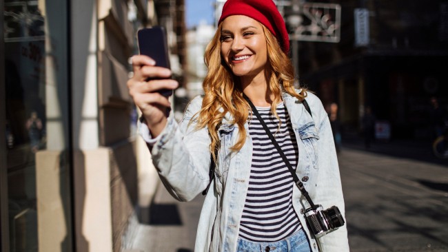 mulher fazendo selfie na rua