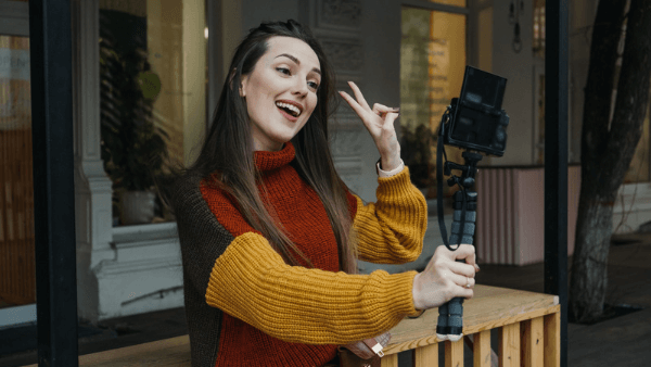 Mulher segurando suporte com celular para gravar conteúdo para o Instagram