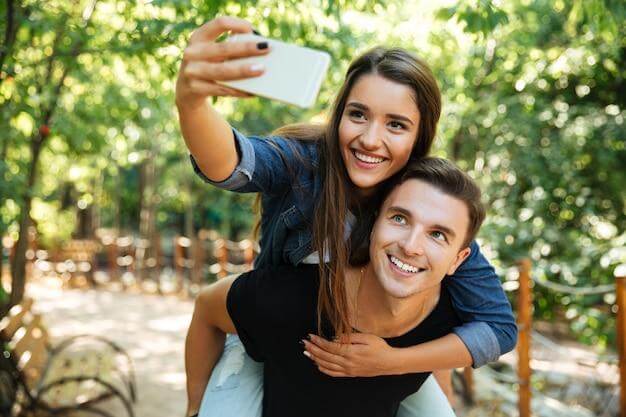 Casal de namorados felizes tirando foto selfie
