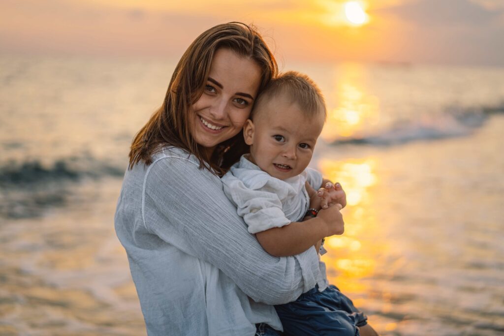 Foto mãe e filho sorrindo na praia