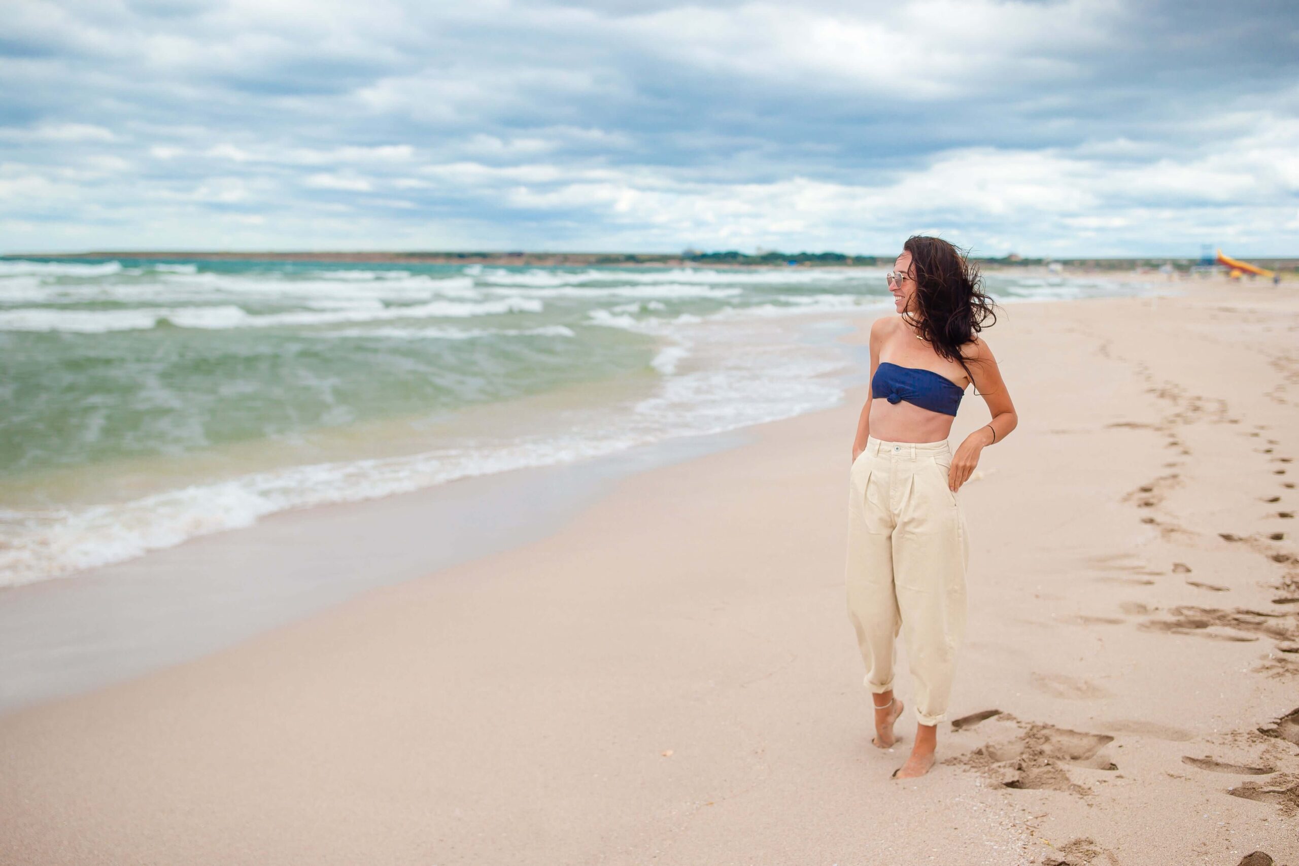 Foto mulher jovem na praia 