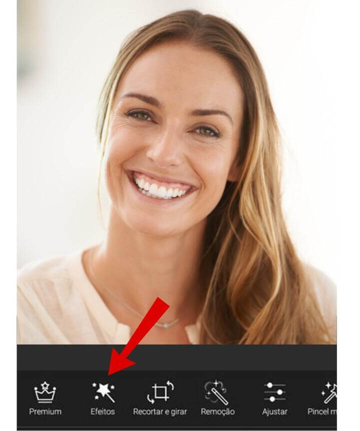 Foto mulher sorrindo aplicativo de edição de fotos