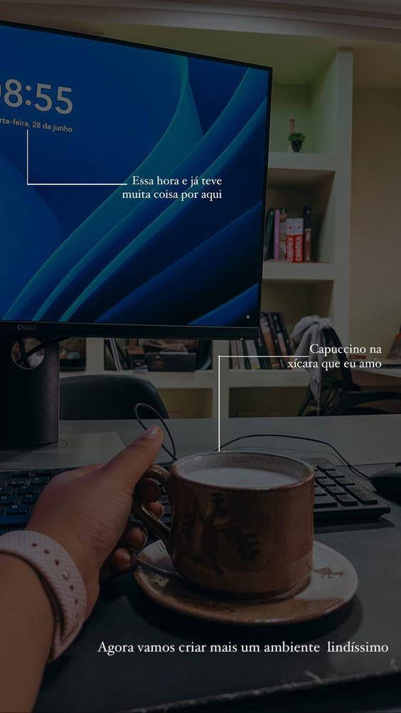 Imagem stories Instagram mesa de escritório segurando xícara de cafe