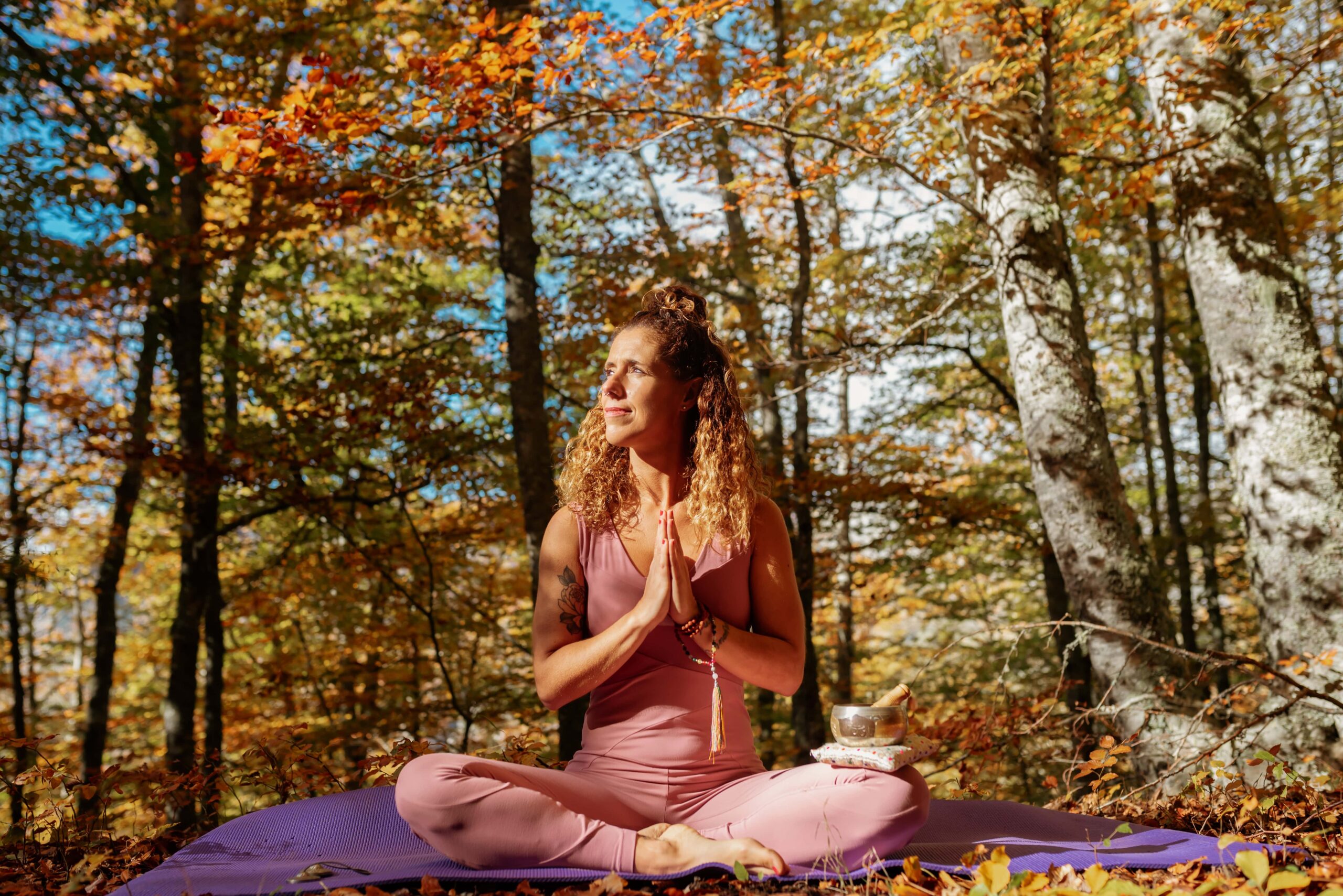 Mulher fazendo meditação na floresta