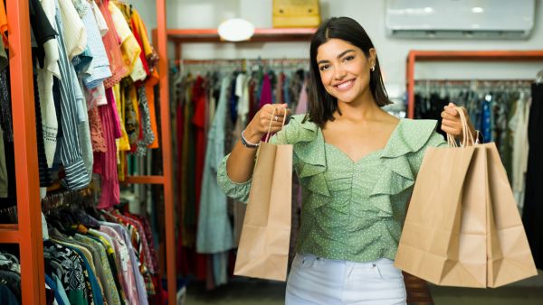 Cliente satisfeita após comprar roupas em lugar que conheceu em post do Instagram com frases para brechó online