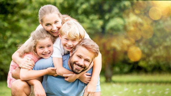 Família em momento de qualidade em parque