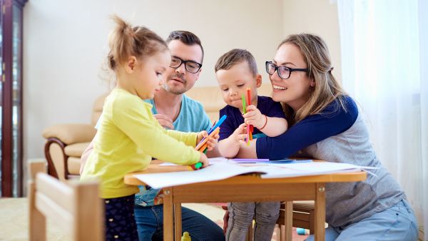 Foto de pais ajudando filhos a desenhar que será compartilhada junto com frases infantil para Instagram