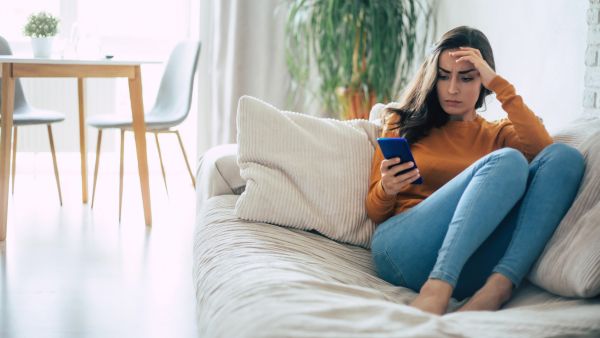Mulher buscando formas de aumentar sua base de seguidores no Instagram pelo seu celular