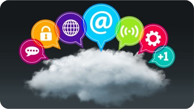 Diversos ícones de redes sociais e de comprar seguidores saindo de uma nuvem no céu